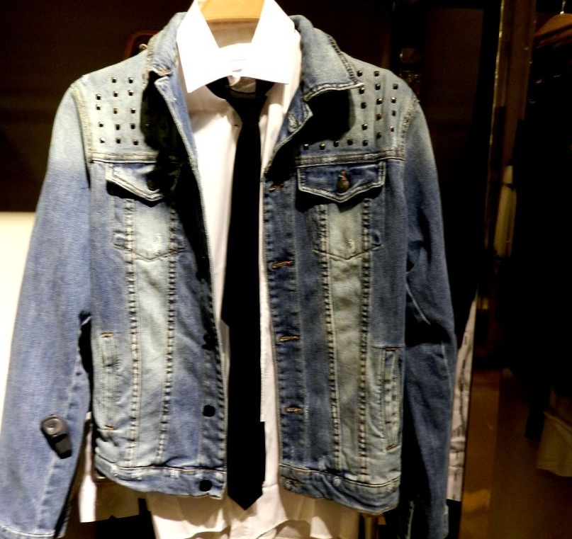 jaqueta jeans com spikes